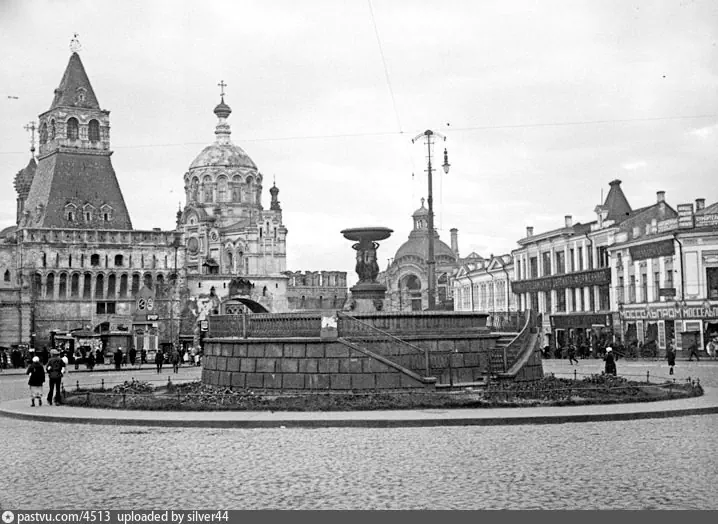 Фонтан поближе, 1922-1926. Вид в сторону Театрального проезда. С сайта www.pastvu.com.