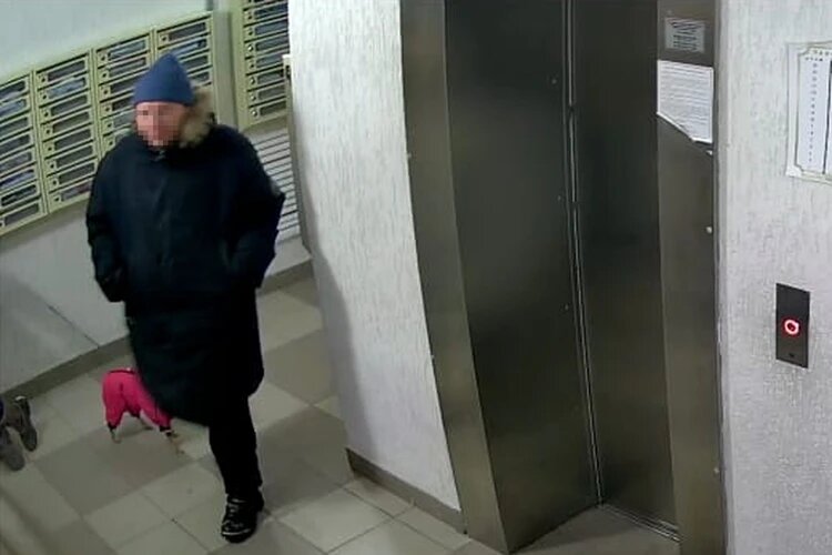 Мужчина часто попадал на камеры возле лифтов. Фото: скриншот с камеры