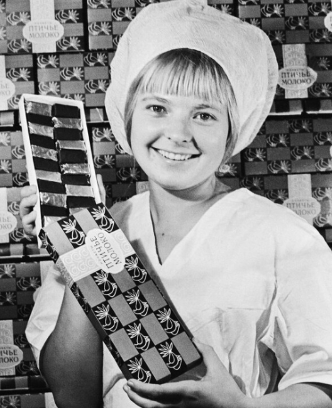 Работница фабрики с конфетами «Птичье молоко», 1976 год. 