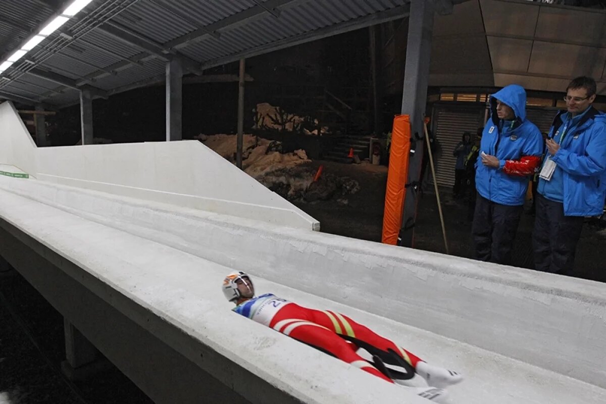    Выход с 16-го виража санной трассе в Уистлере, на котором грузинский саночник Нодар Кумариташвили во время тренировочного заезда вылетел с трассы и на полной скорости врезался в столб.