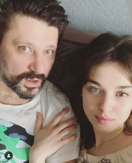    Виктор Логинов с молодой женой, фото: соцсети