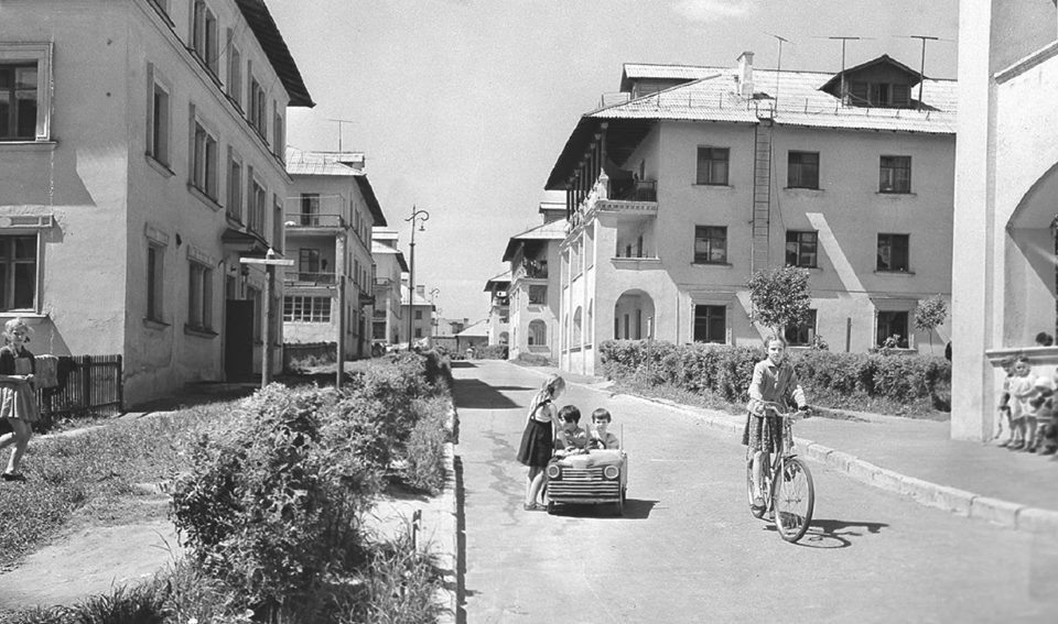 Поселок Главнефтегазстроя. Вид с востока на внутренний проезд. Фотография М. Озерского, 1954 г. 