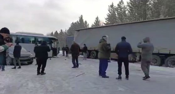     Три пассажира автобуса пострадали в массовом ДТП под Красноярском