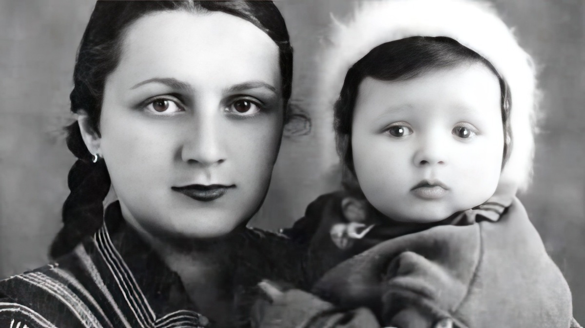    Ирина Винер в детстве с мамой