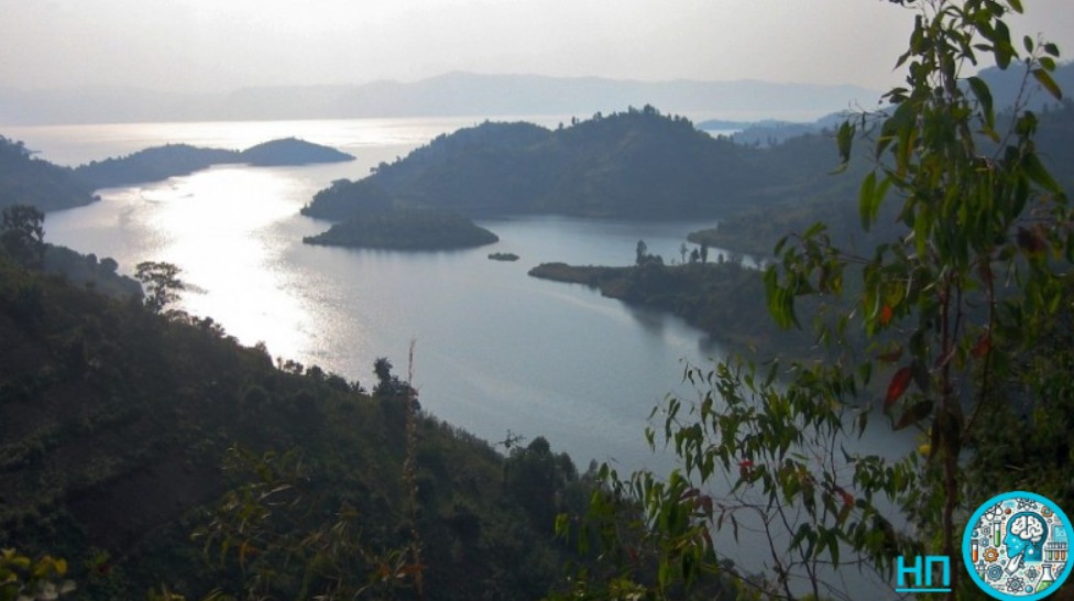 Озеро Манун, обманчиво мирное.