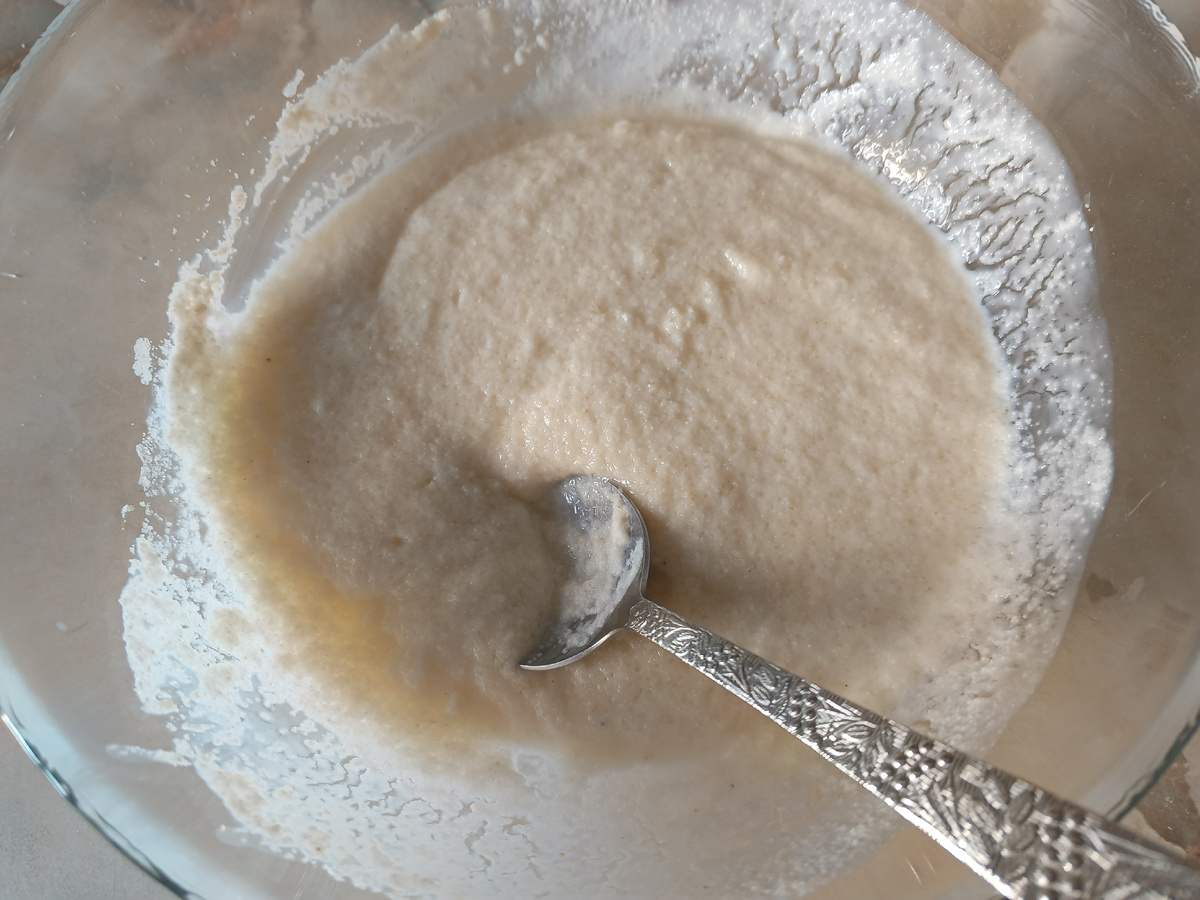 фото автора: смешала кефир, манку, сахар