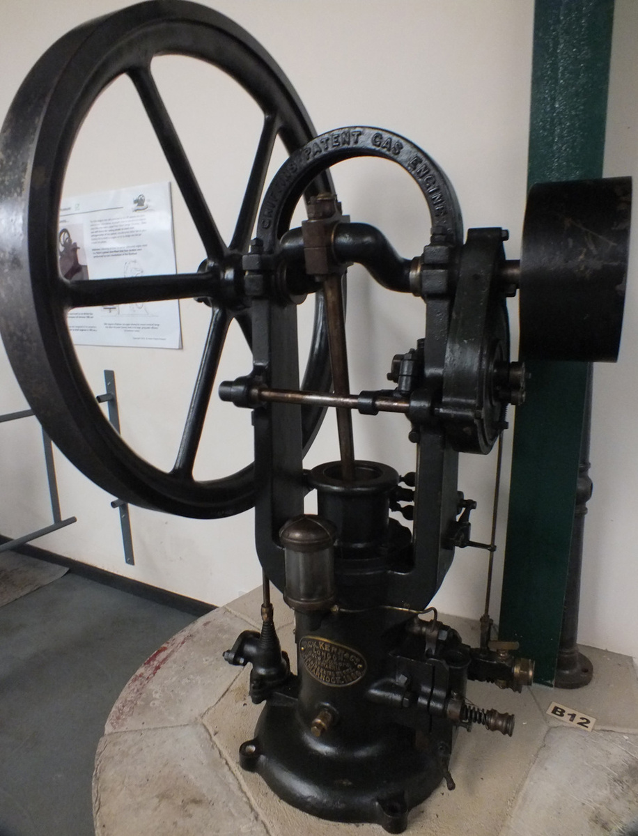 История шеститактников уходит корнями в XIX век. Отсчёт идёт от двигателей британского инженера Сэмюэля Гриффина. Он придумал шеститактный мотор в 1883 году в стремлении обойти патент (1876 год) на четырёхтактный ДВС Николауса Отто. На фото чуть более поздний образец мотора Гриффина, от компании Dick, Kerr &Co.