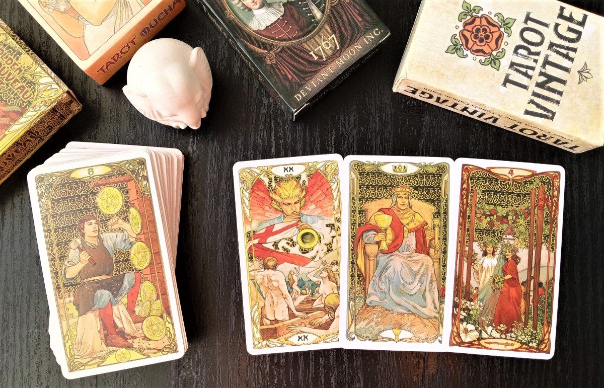 Ответ смотрим на колоде "Золотое таро Арт-Нуво"