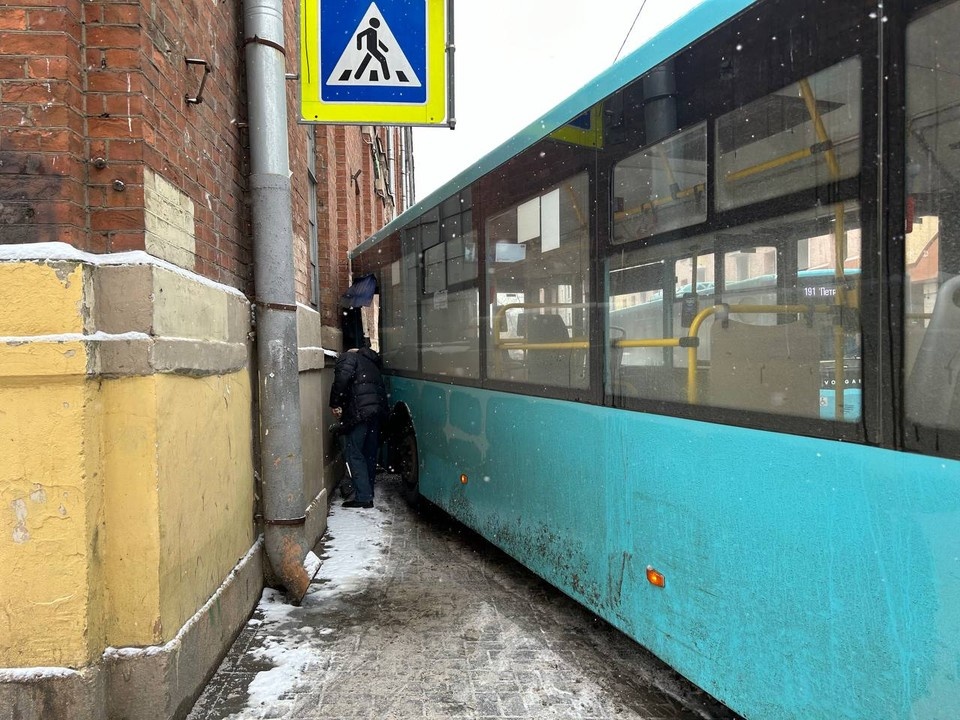    Автобус задел стену дома. Фото: предоставлено «КП»