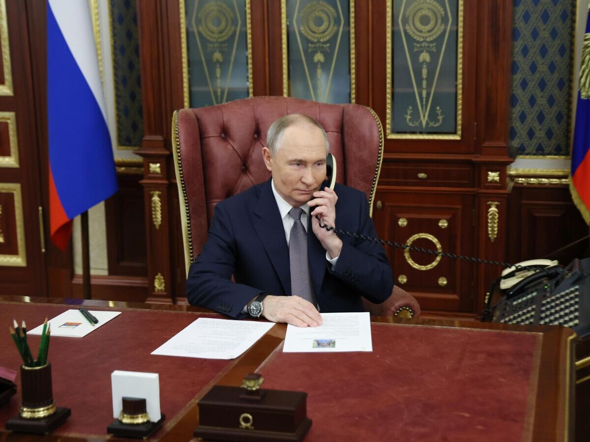    Президент РФ Владимир Путин разговаривает по телефону© РИА Новости / POOL