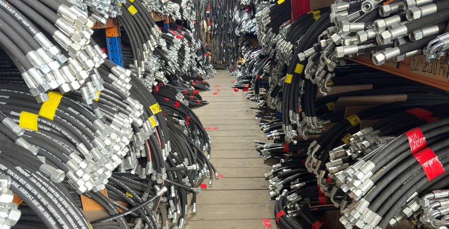 Склад готовой продукции компании Агро Дом. Рукава высокого давления в ассортименте, разной длины, с прямым фитингом и с углом 90°