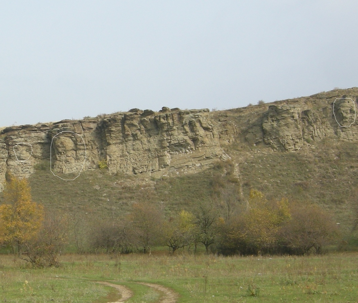 Пример художественных природных наскальных изображений на моих фото в окрестностях Донецка (Рост. обл.). Для просмотра изображение лучше увеличить (нажать на него мышкой). Другие фото с лицами на той же куэсте можно увидеть в этом фотоальбоме: https://promodj.com/ggggggghhh/foto/1473667#foto7849180.