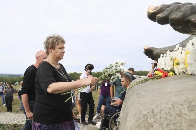    В Сростках Екатерина возложила цветы к памятнику отцу. Фото:  АиФ/ Виктор Крутов
