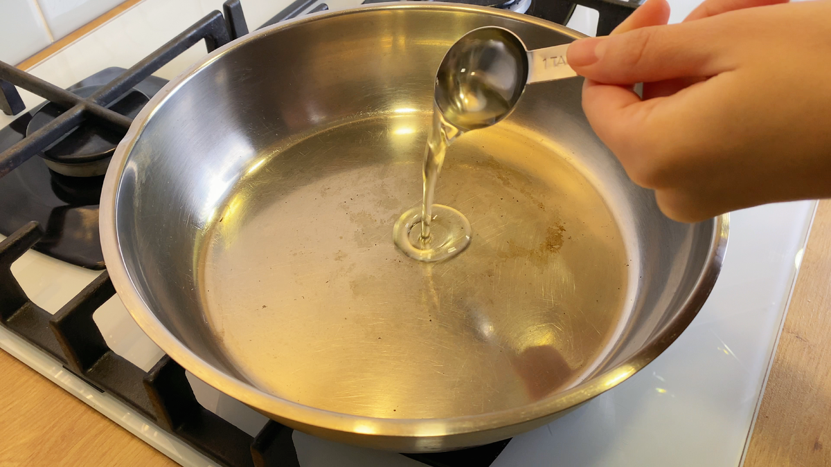 Шаг один. Добавьте масло и включите сильный огонь.