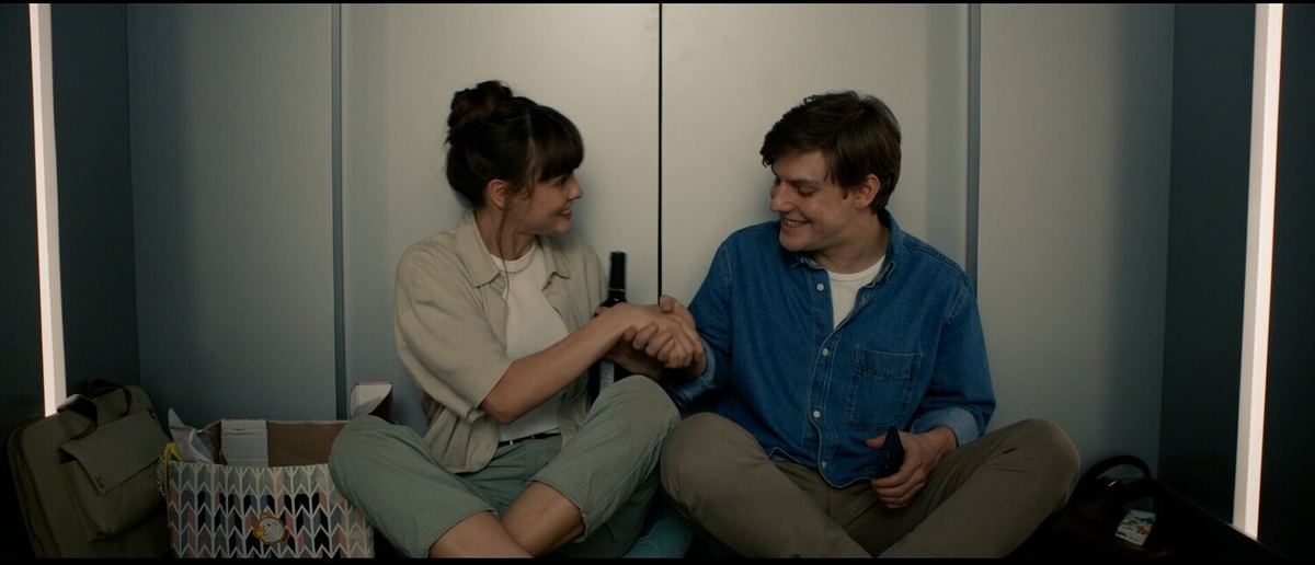 Фильм «По любви» 2025: романтика лифта и кризис мечтателей