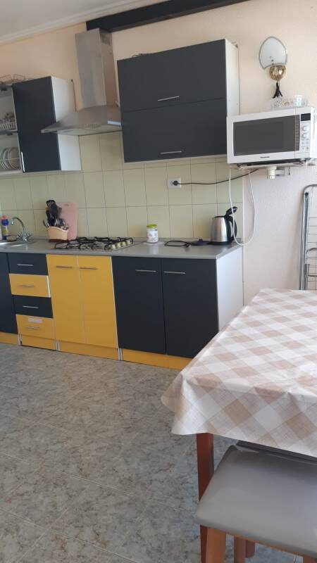 Кухня с набором всего самого необходимого.