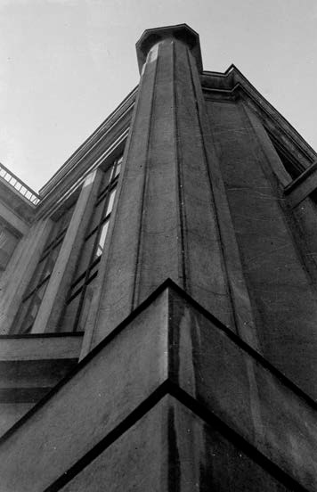 А. Родченко. Дом ВХУТЕМАСа. Фотография углового пилона Кузнецовского корпуса здания ВХУТЕМАСа-ВХУТЕИНа на Рождественке (Кузнецовский корпус Строгановского училища,построенный в 1914 году), где помещались производственные факультеты. 1926 г.