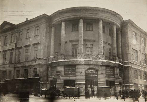 Здание ВХУТЕМАСа на Мясницкой. Начало 1920-х годов. До 1918 года это здание занимало Московское училище живописи, ваяния, зодчества. После 1918 года оно было реформировано в Первые Государственные свободные художественные мастерские, после 1920 года стало частью ВХУТЕМАСа. Здесь помещались мастерские живописи и скульптуры, типография и полиграфический факультет,
лаборатория по испытанию стройматериалов, а также “Клуб имени Сезанна”. Здесь же проходили
приемные экзамены и начиналось обучение на Основном отделении. Здесь в огромном выставочнном зале с верхним светом устраивались выставки.