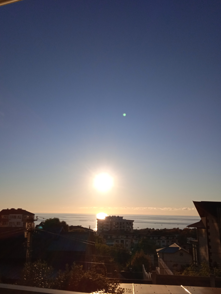 Вид с балкона нашего гостевого дома. Фото автора.