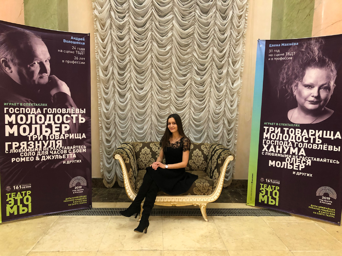 Кстати, сидеть во время спектакля нога на ногу - тоже дурной тон-)) 