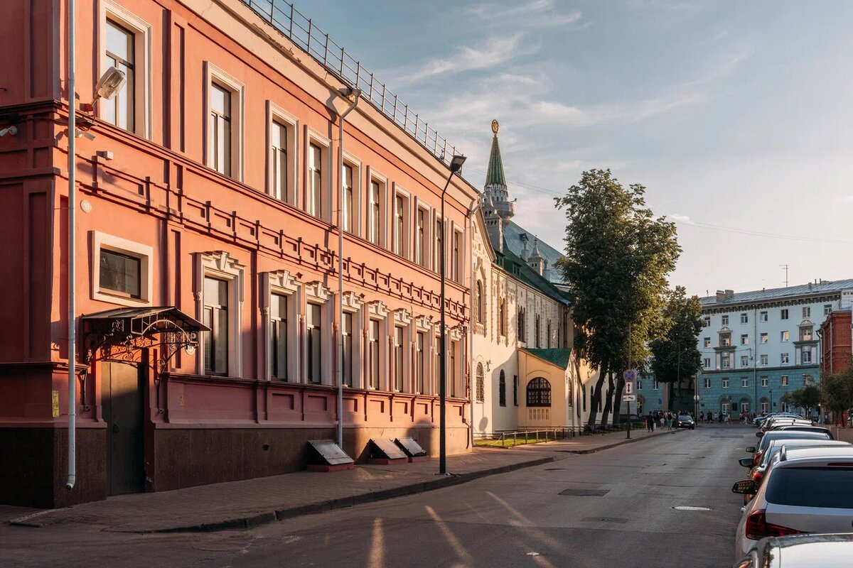 Улица Грузинская. Слева — здание Государственного банка