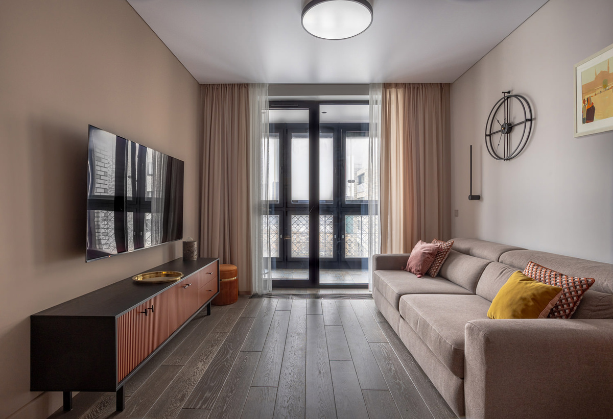 Квартира в Москве по проекту дизайн-бюро «Ремонт Эксперт». Кухня-гостиная.