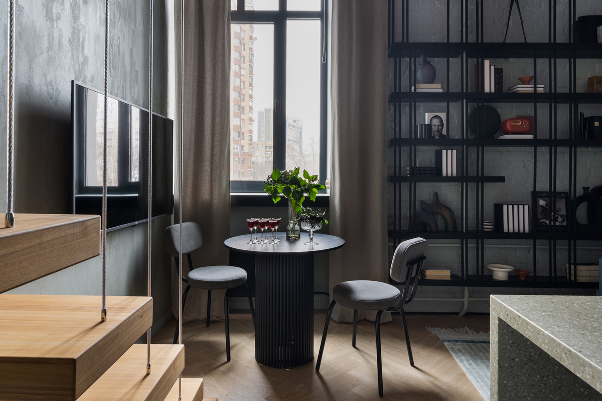 Двухуровневая студия в Москве по проекту Маргариты Посуховой. Первый этаж, обеденная зона. Стулья, Delo Design.