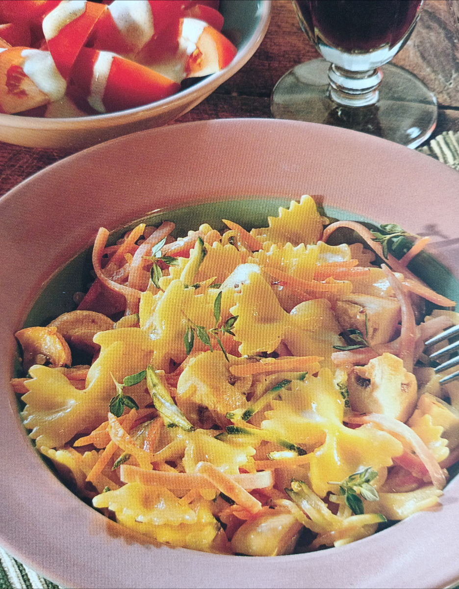 Овощи , макароны оригинальной формы и зелень -основные составляющие этого блюда