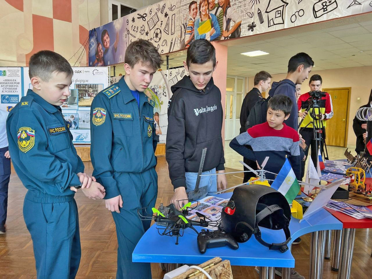 Молодёжь города Кумертау с интересом наблюдала за работой технических новинок. Работа с БПЛА – одно из важных направлений науки региона.