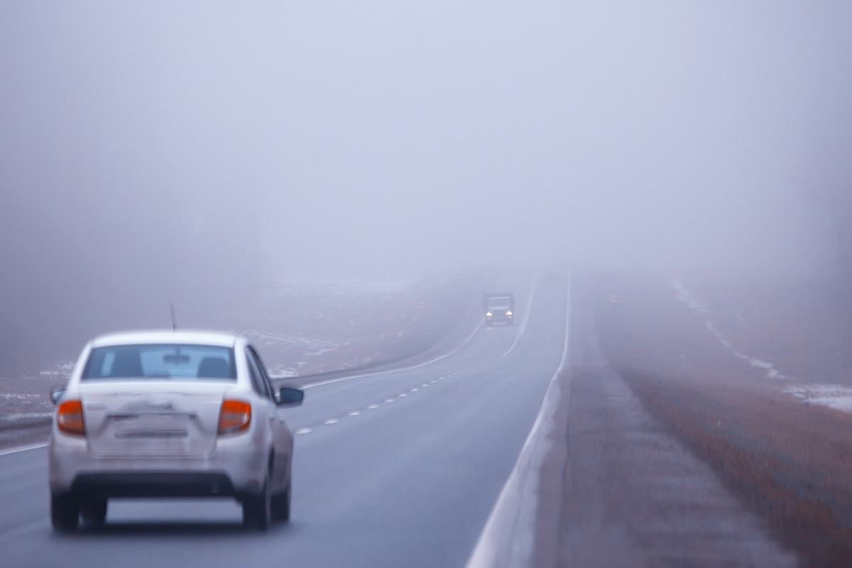    По правилам дорожного движения туман — причина недостаточной видимости. Источник: Shutterstock