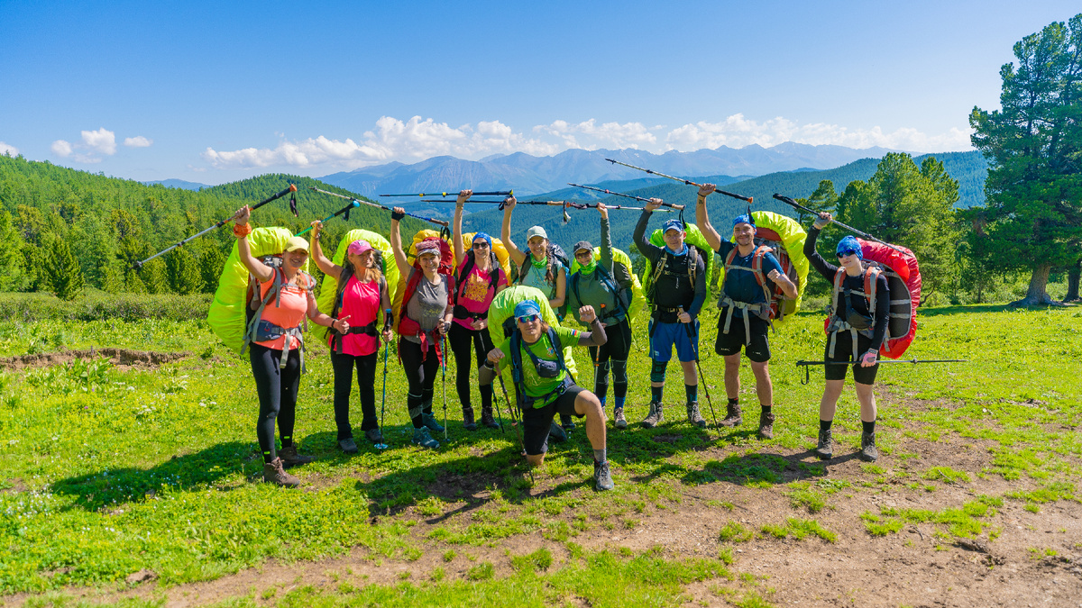 Наша веселая походная банда по дороге домой из похода в долину Маашей, Алтай