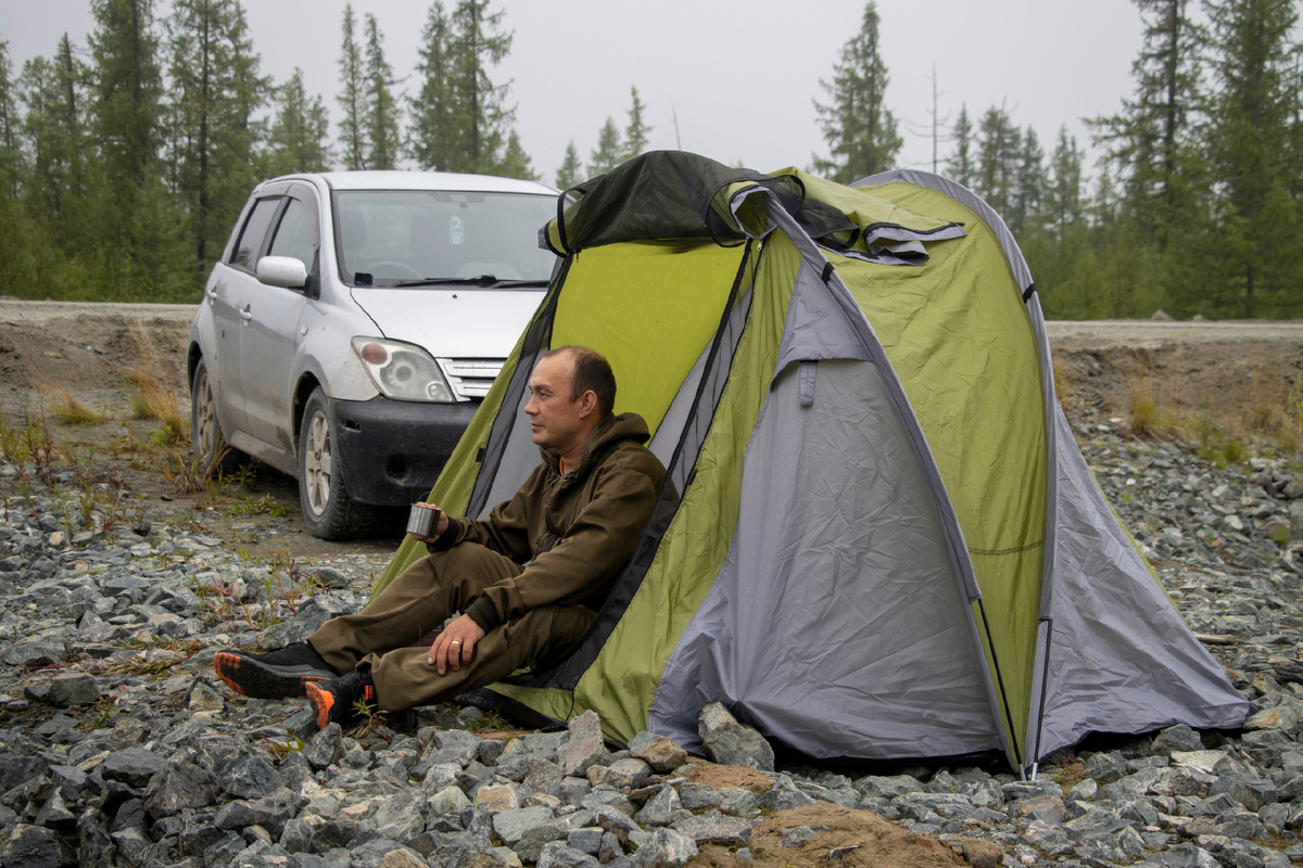 Хоть палатка и 3-х местная, более-менее комфортно можно разместиться вдвоём