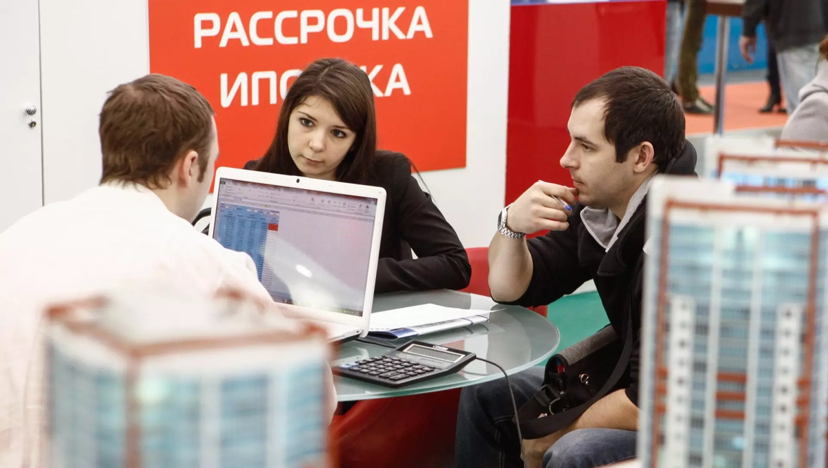 Эксперты не могут посчитать, сколько квартир сейчас продается в рассрочку, но доля таких сделок стала критичной. Фото: Сергей Коньков/ТАСС