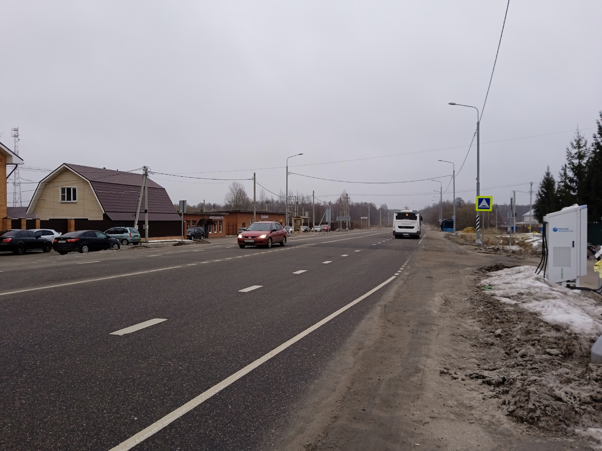 И вот мы во Власово. Время отправиться к реке, чтобы сделать пару зимних кадров. В лесу, который ведет лучшей тропой к Поле, на момент прогулки тропинки были во льду, по большей части, и я отправляюсь прямо по обочине местной автодороги к мосту через реку.