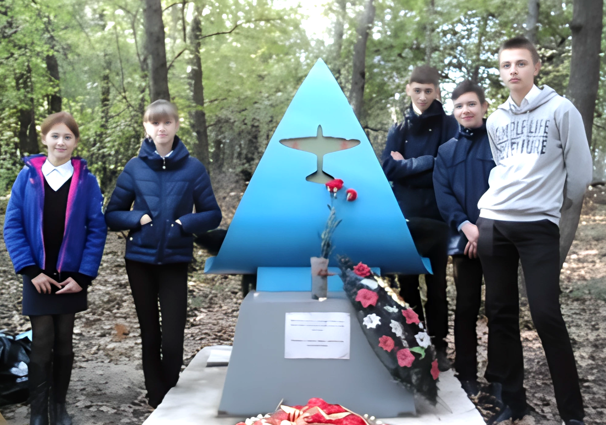 В Смоленской много военных памятников 	и один из них – памятник Неизвестному лётчику. Он установлен в 1981 году