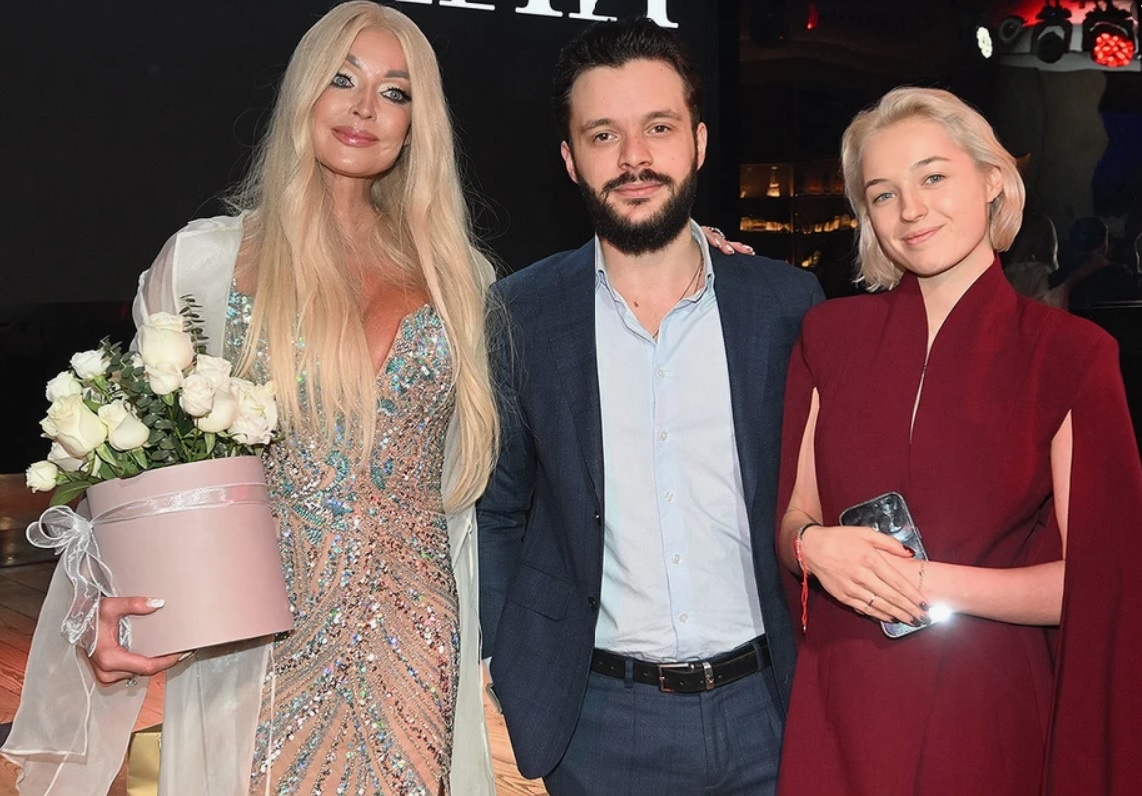 Анастасия Волочкова с дочерью Ариадной и ее женихом Никитой