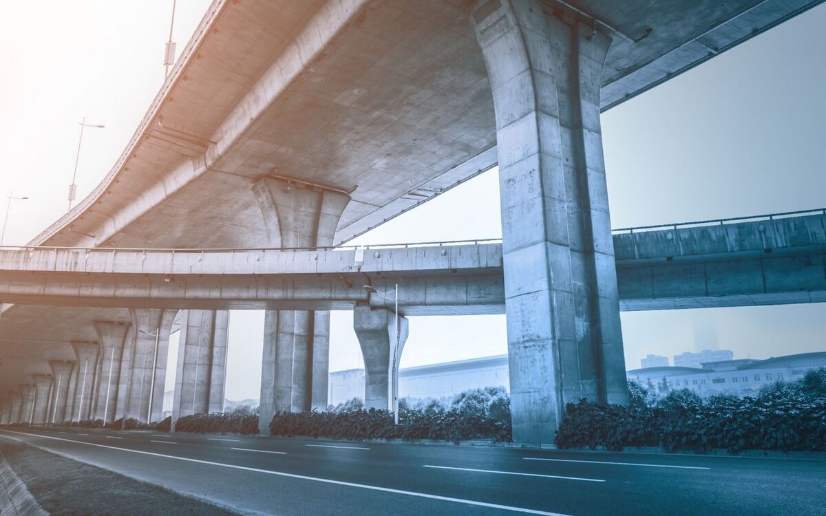    Тамбовский подрядчик борется за миллиардный контракт на ремонт моста Фото – ru.freepik.com