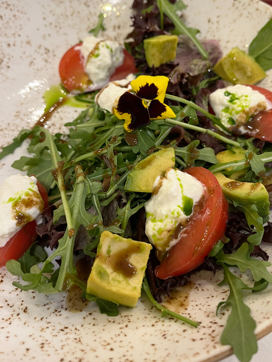 Салат с авакадо готов. Приятного аппетита!