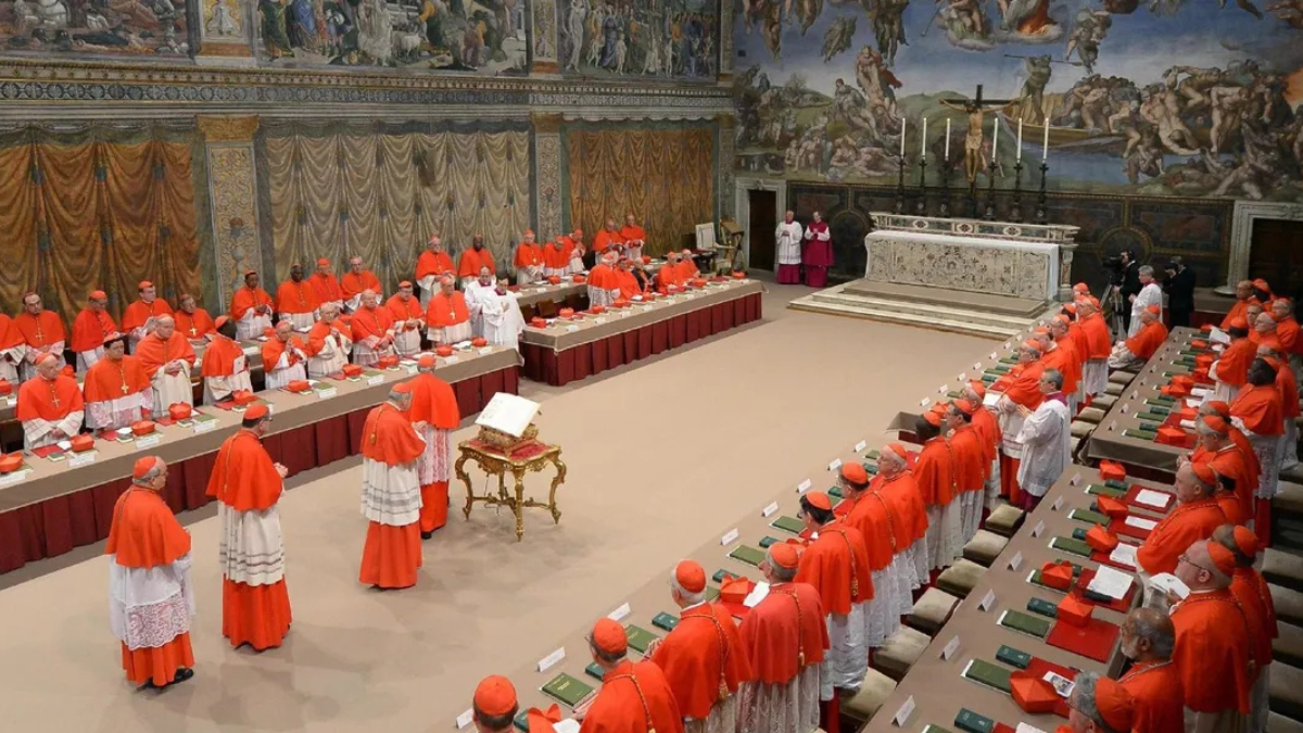 Реальные кадры конклава 2013 года, по результатам которого будет избран папа Франциск