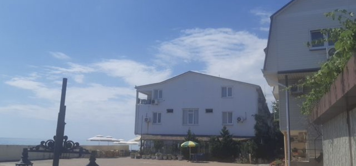 Площадь перед домом