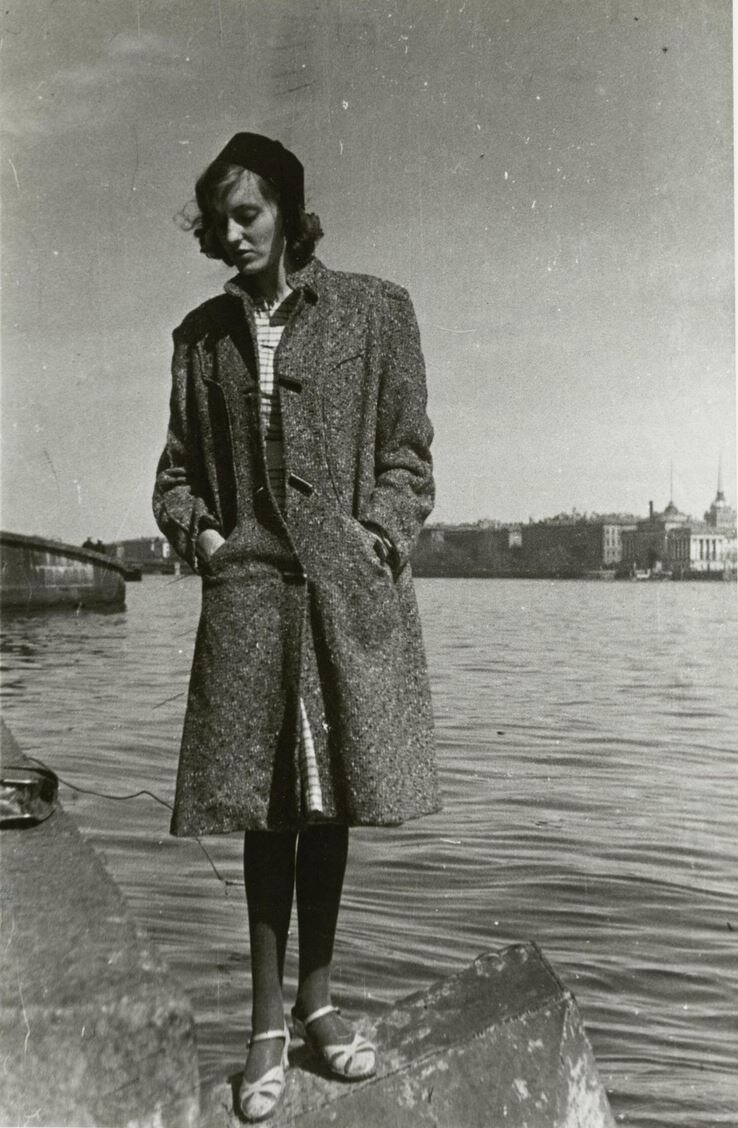 Людмила Джиованни на берегу Невы. 1941 год Фото pastvu.com