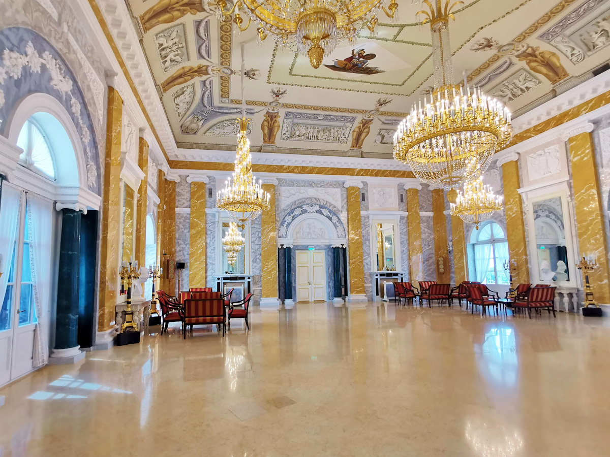 Мраморный зал Контсантиновского дворца. Фото автора.