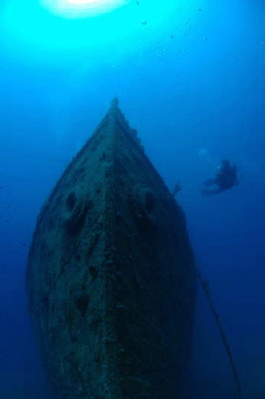 Нос корабля находится на глубине примерно 19 метров от поверхности. Корма с хорошо сохранившимся винтом находится в самой нижней точке на глубине 31 метр.