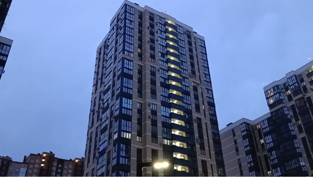 Насколько я правильно поняла, это все один дом. И справа от меня и за моей спиной  располагается продолжение дома. Только в кадр все это попасть не смогло:)