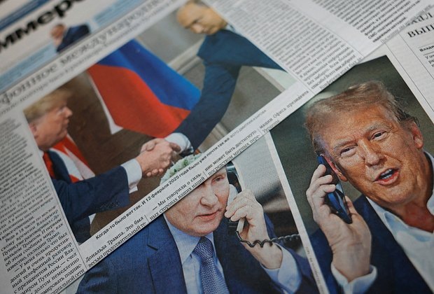    Первые полосы газет с публикациями о телефонном разговоре президента России Владимира Путина и президента США Дональда Трампа, Москва, Россия, 13 февраля 2025 года. Фото: Maxim Shemetov / Reuters