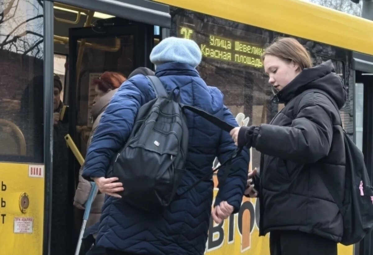    Вспоминает об отце и плачет.