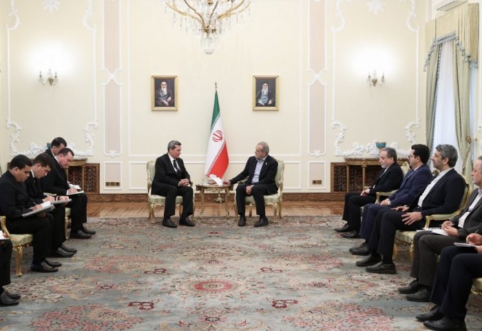 Встреча министра иностранных дел Туркменистана Рашида Мередова с Президентом Исламской Республики Иран Масудом Пезешкианом, 12 февраля 2025 года, Тегнран, Иран (Фото: mfa.gov.tm)
