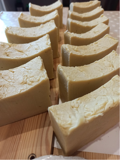 Постарайтесь сделать так, чтобы мыло в форме остывало постепенно