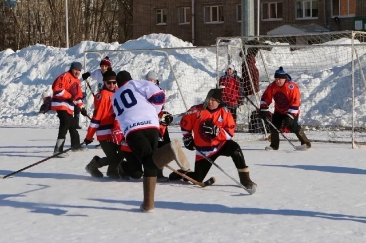    Уже в четвертый раз в Ижевске прошёл благотворительный корпоративный Кубок главы города по хоккею на валенках с Кузей