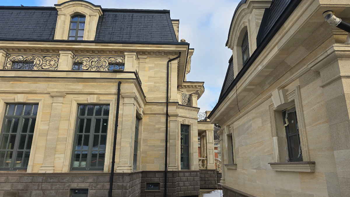 Вид на боковой фасад, справа гараж.